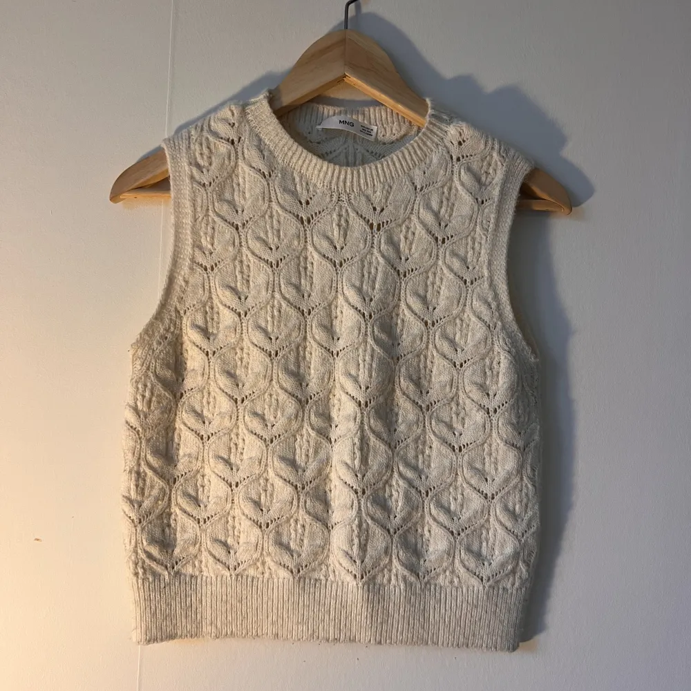 Stickad pullover från mango.com  Storlek XS Färg cremevit Använd 5 gånger  Inköpt för 3 år sedan men bara använd fem gånger i samband med inköp. Har växt ur den under tiden jag var gravid.  . Stickat.