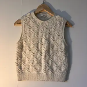 Stickad pullover från mango.com  Storlek XS Färg cremevit Använd 5 gånger  Inköpt för 3 år sedan men bara använd fem gånger i samband med inköp. Har växt ur den under tiden jag var gravid.  