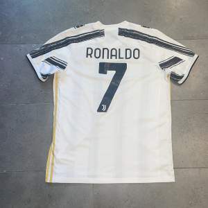 Juventus tröja från säsongen 20/21 med Ronaldo tryck på ryggen