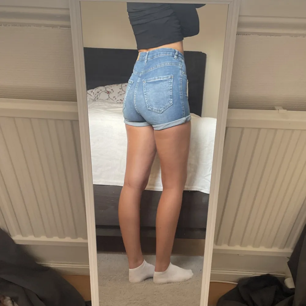 Dessa fina jeansshortsen är från Gina tricot. De är i storlek S och har 2 gula fläckar på baksidan som knappt syns. Köparen står för frakten och hör gärna av dig vid intresse. 💞. Shorts.