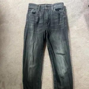 Mörkgrå jeans från g-star med rosa sömmar och utan fickor där bak. Använda 1-2 gånger.