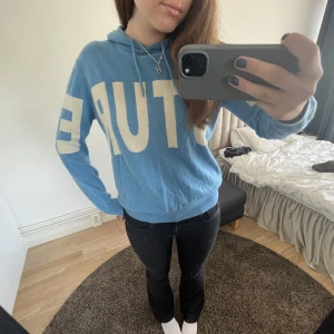 Futre Hoodie!! - Säljer denna sjukt snygga hoodien från Futre, köpt på plick men inte kommit till användning så mycket. Ny pris ca 2000. 🫶🏽🫶🏽 