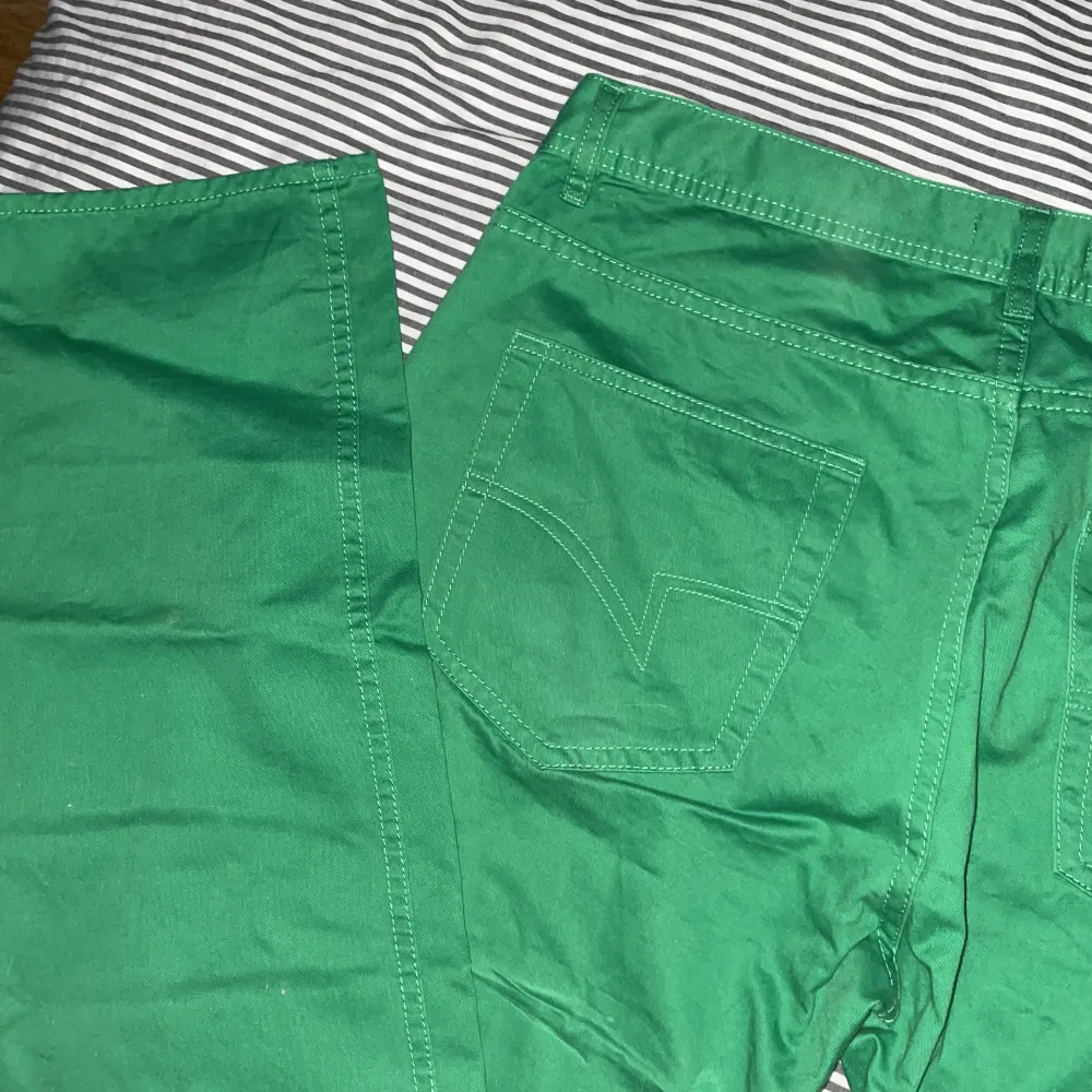 Gröna mid waist jeans med en söm på bakfickan, midjemåttet rakt över är 45cm, skriv för fler bilder i benen. Jeans & Byxor.