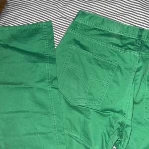 Gröna mid waist jeans med en söm på bakfickan, midjemåttet rakt över är 45cm, skriv för fler bilder i benen