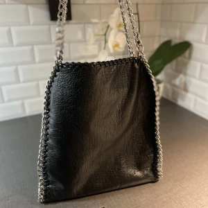 Väska - Säljer min tiamo väska då jag vill köpa en annan🫶🏼 Den är stor å rymlig, fint skick å inga skador, skriv för fler bilder