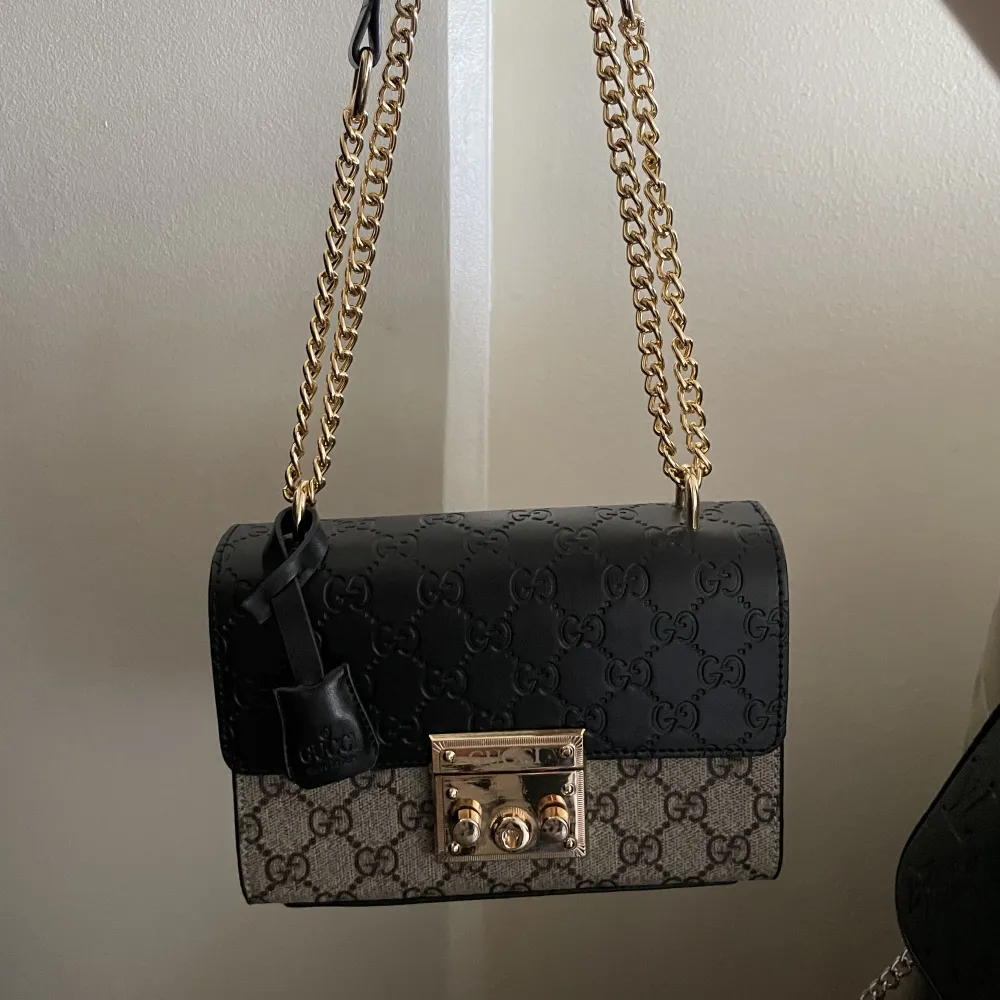 Säljer min helt nya samt oanvända Gucci väska i modellen Padlock GG Supreme. 🖤. Väskor.