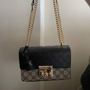 Säljer min helt nya samt oanvända Gucci väska i modellen Padlock GG Supreme. 🖤