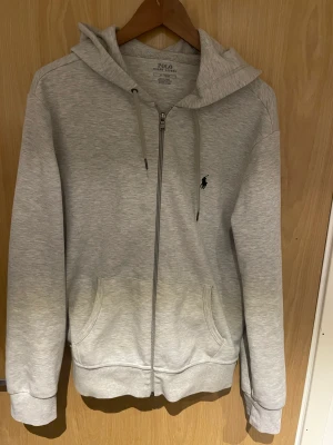 Polo zip hoodie - Säljer min zip hoodie då jag inte använder den längre och den har en liten fläck jag inte kunnat få bort