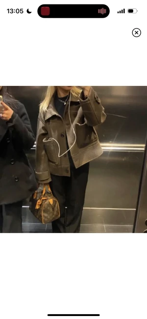 Gina kappa - Jätte fin och skön kappa ifrån gina!köpte den för cirka 2 veckor sen och har användt den typ 2 gånger bara!Säljer för att jag köpte en annan jacka!storlek