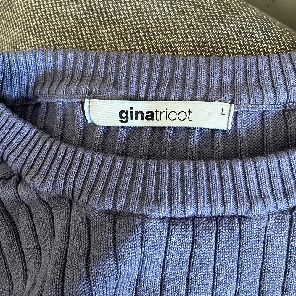 En lila fin tröja från Gina, använda men bra skick utan några defekter, vid frågor är det bara att höra av er😊. Toppar.