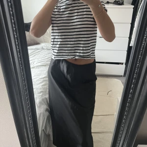 Kjol - Säljer denna silkekjolen som ej kommer till användning, strl M men passar mig i strl S💗