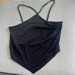 tröja med band som kryssar  - En svart crop-top med korsade band och en spets på botten från Gina Tricot. Skriv för mått!🫶🏻