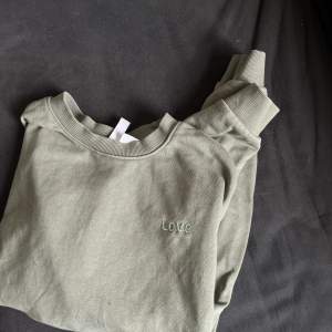 Säljer denna gröna långärmade tröjan, storlek Xs. Köpt på H&M. 💕💕