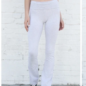 Brandy Melville byxor - Använda ett fåtal gånger, färgen ser ni på andra bilden💓slutsålda i butik och online, färg mörkblå (sista bilden är lånad)