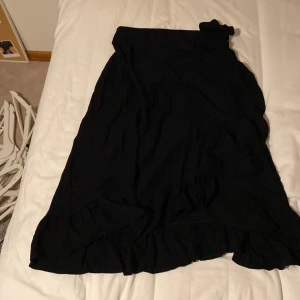 Kjol  - Fin kjol från Lindex i fint skick, svårt att få på bild men är volanger längst ner och en som går upp till midjan till ett knytte. Storlek 170 passar mig med xs/s men säljer då den inte kommer till användning. Tryck gärna på köp nu och använd plicks frakt
