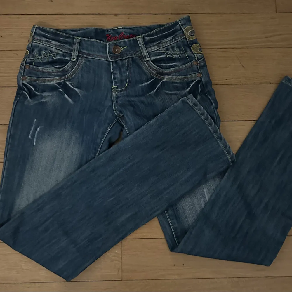 Jätte snygga jeans som tyvärr inte kommer till användning, jeansen är i nytt skick💗 jeansen har coola detaljer på rumpan som gör jeansen helt unika💋Dom är i storlek 38, pris går att diskutera🙌. Jeans & Byxor.