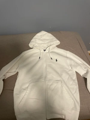 Polo ralph lauren tröja  - Hej säljer min polo tröja i storlek M knappt använd fint skick