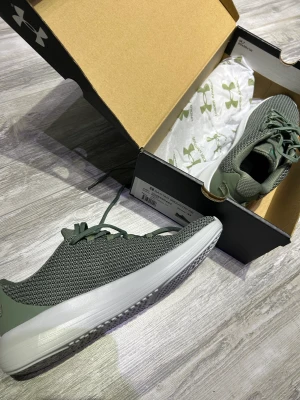 Under Armour skor - Under Armour skor som Aldirg används, nypris ligger på 900kr. Säljer de för 500kr. Storlek 44