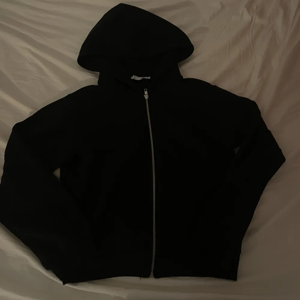 Säljer min svarta zip hoodie från lager 157 skick 10/10 använt någon gång men passar inte ny pris 200. Hoodies.