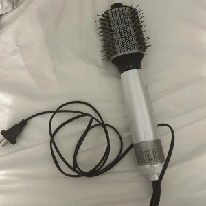 Värme borste  - Säljer denna värmeborste från Åhléns då ja köpt en annan. Nästan som ny då den bara är andvänd några gånger! 