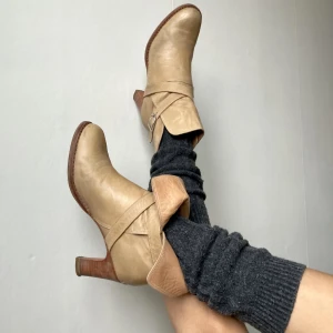 Beige Klackskor - • SCANDI BRAND BEIGE LEATHER ANKLE BOOTS WITH WOODEN HEEL, STRAP ADJUSTMENT AND REINFORCED SOLE. USED CONDITION  • BRAND - Whyred • SIZE - EU 38 / US 7.5 / UK 5.5