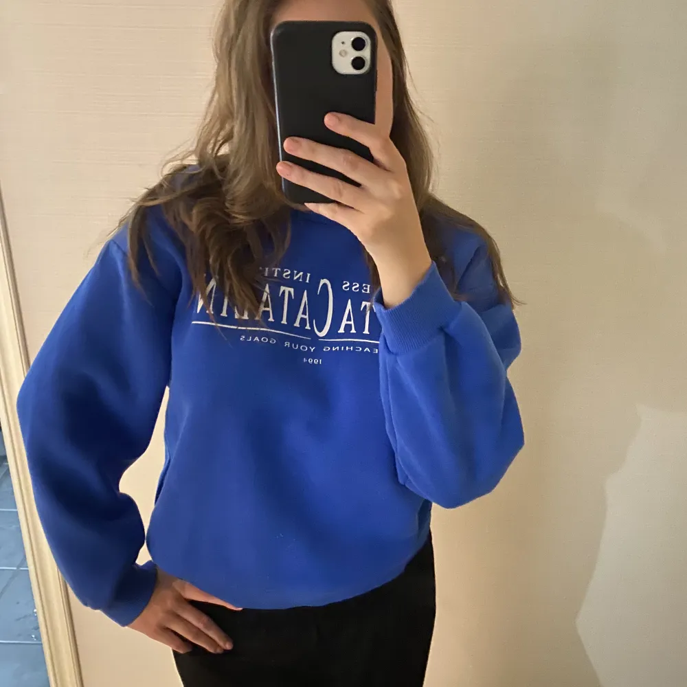 Cool sweatshirt från Gina tricot som ej kommer till användning längre. Enda defekten är att insidan ej är lika mjuk som vid köp, annars är den som ny😊 fler finns på min profil!. Hoodies.