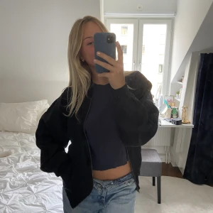 Höstjacka  - Snygg bomberjacka i ganska tunnt och mjukt material, funkar som inne och ytter-jacka👌🏼den passar allt från s-L beroende på hur man vill att den sitter🙏🏼