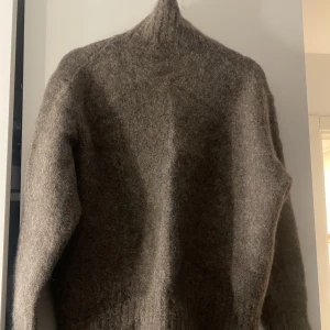 Brun polokrage tröja - Fint och mysigt material på tröjan. För fler bilder , Fråga. 