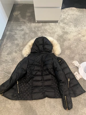 Rockandblue jacka - Svart rockandblue jacka med vit fakepäls. Säljer då jag inte använt den på några år och inte längre nån nytta av den, bra skick inga skador elr liknade. Stänger utan kylan bra. Köpt för ca 3000.  Pris är diskuterbart.