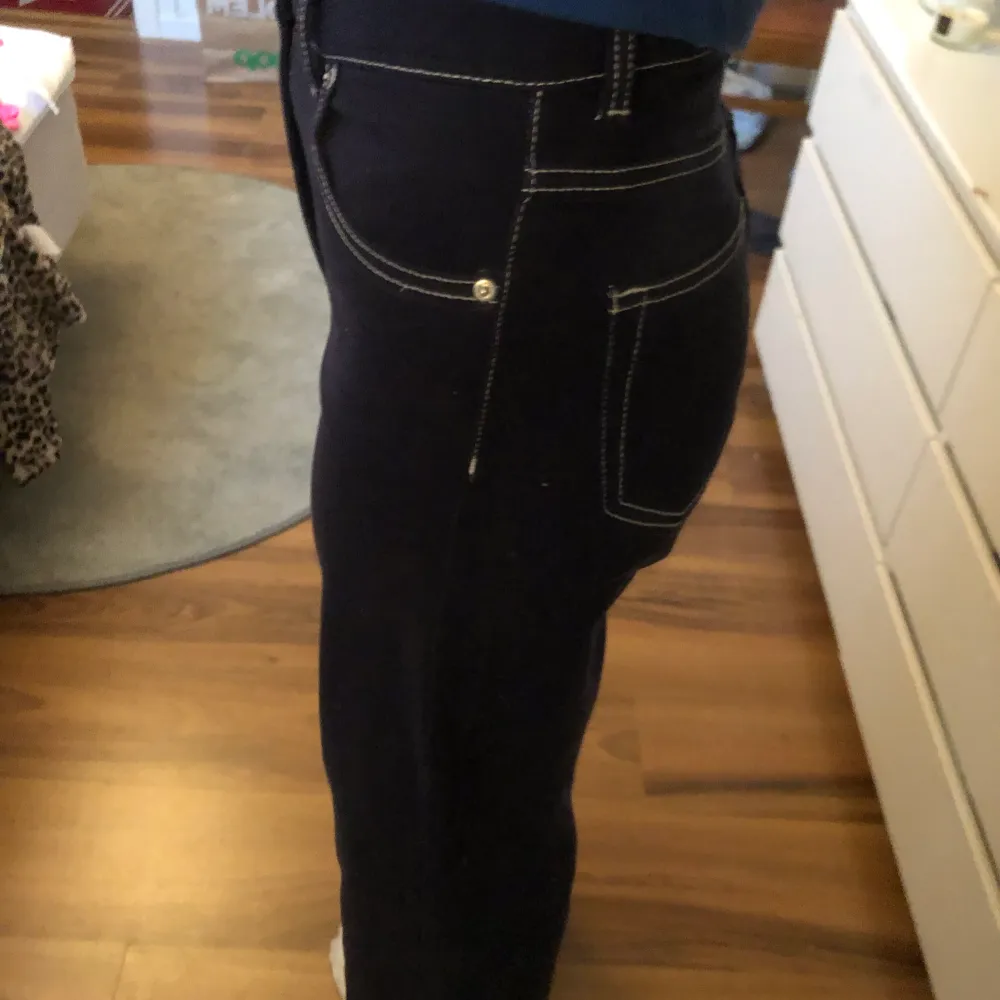 Marinblåa jeans med vitsöm.. Jeans & Byxor.