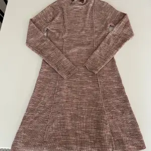 Härlig stickad klänning från Zara i tunnare material