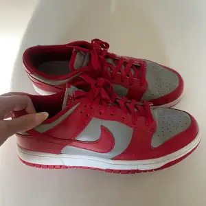 Säljer dessa Nike Dunk Low Retro Medium Grey Varsity herr eftersom de ej kommer till användning! Mycket bra skick då dom knappt är använda💗Frakt tillkommer Kontakta vid frågor och funderingar!