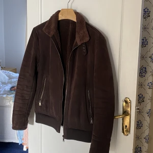 Brun jacka  - Super fin brun mocka jacka, perfekt nu till hösten. Köpt second hand. Skriv för fler bilder/frågor🤎🍂