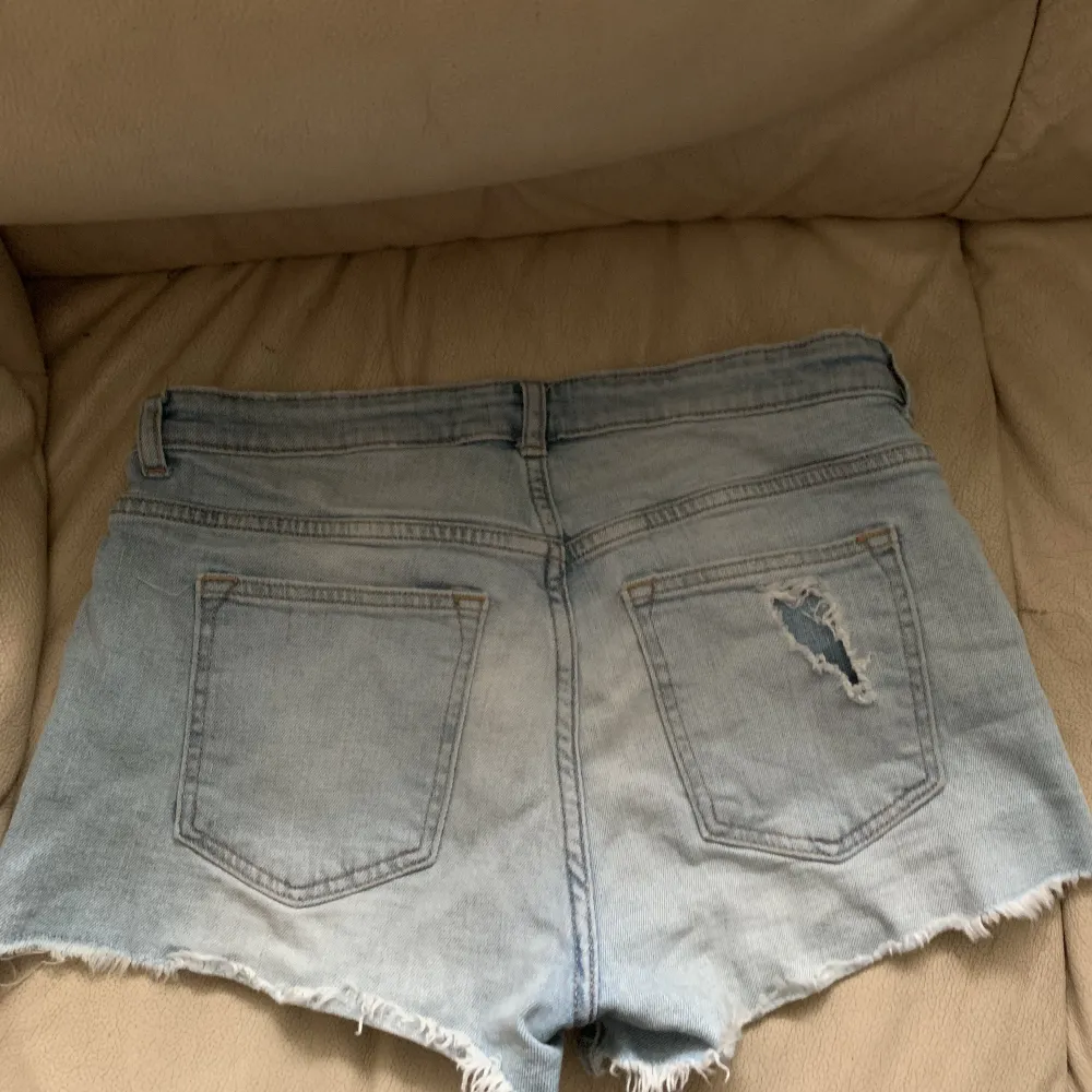Fina ljusblåa  midwaist jeans shorts i fint skick! Storlek 36, från H&M🌸Säljer då de är för stora!. Shorts.