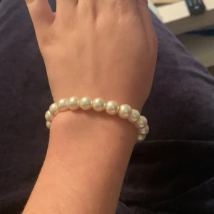 Pärlarmband  - Armband med vita stora pärlor 