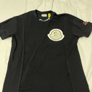 Palm Angels/Moncler T-shirt - Oanvänd Palm Angels/Moncler T-shirt