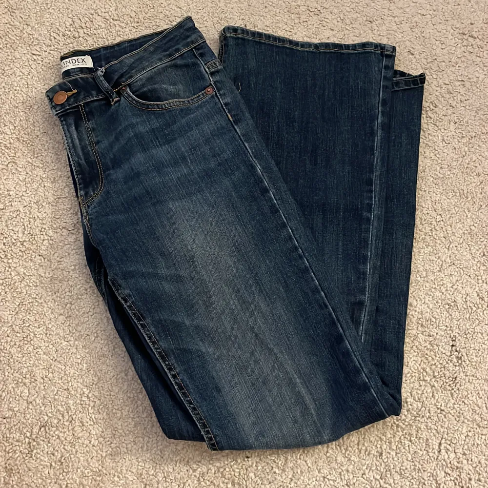Säljer dessa fina byxor från Lindex💕är i jätte fint skick och använda få tal gånger💕. Jeans & Byxor.