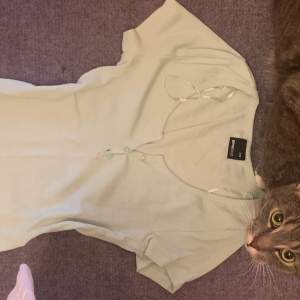 Väldigt söt tröja som jag inte andvänder längre (katten kommer ej med tyvärr)   Tryck gärna på köp nu💕💕