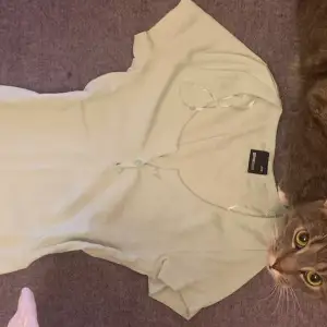 Väldigt söt tröja som jag inte andvänder längre (katten kommer ej med tyvärr)   Tryck gärna på köp nu💕💕