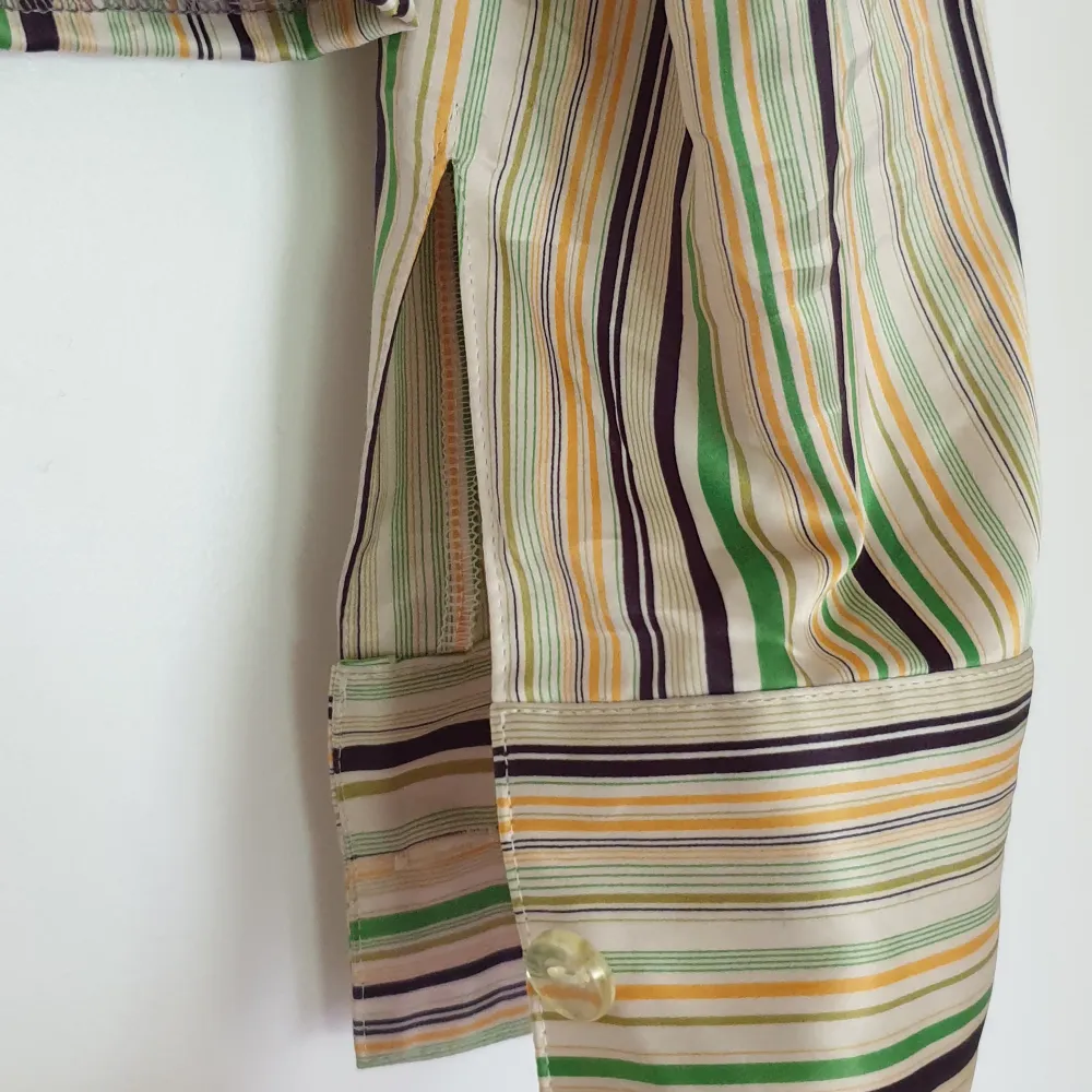 Slightly Cropped Vintage Shirt  Green/yellow/black stripes  Size: s. Skjortor.
