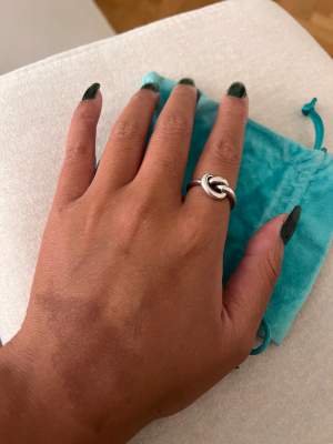 Ring från Sophie by Sophie ”knot ring”. Cirka 1.7 cm i diameter. Nypris 1 390 kr. Fin men väl använd :)