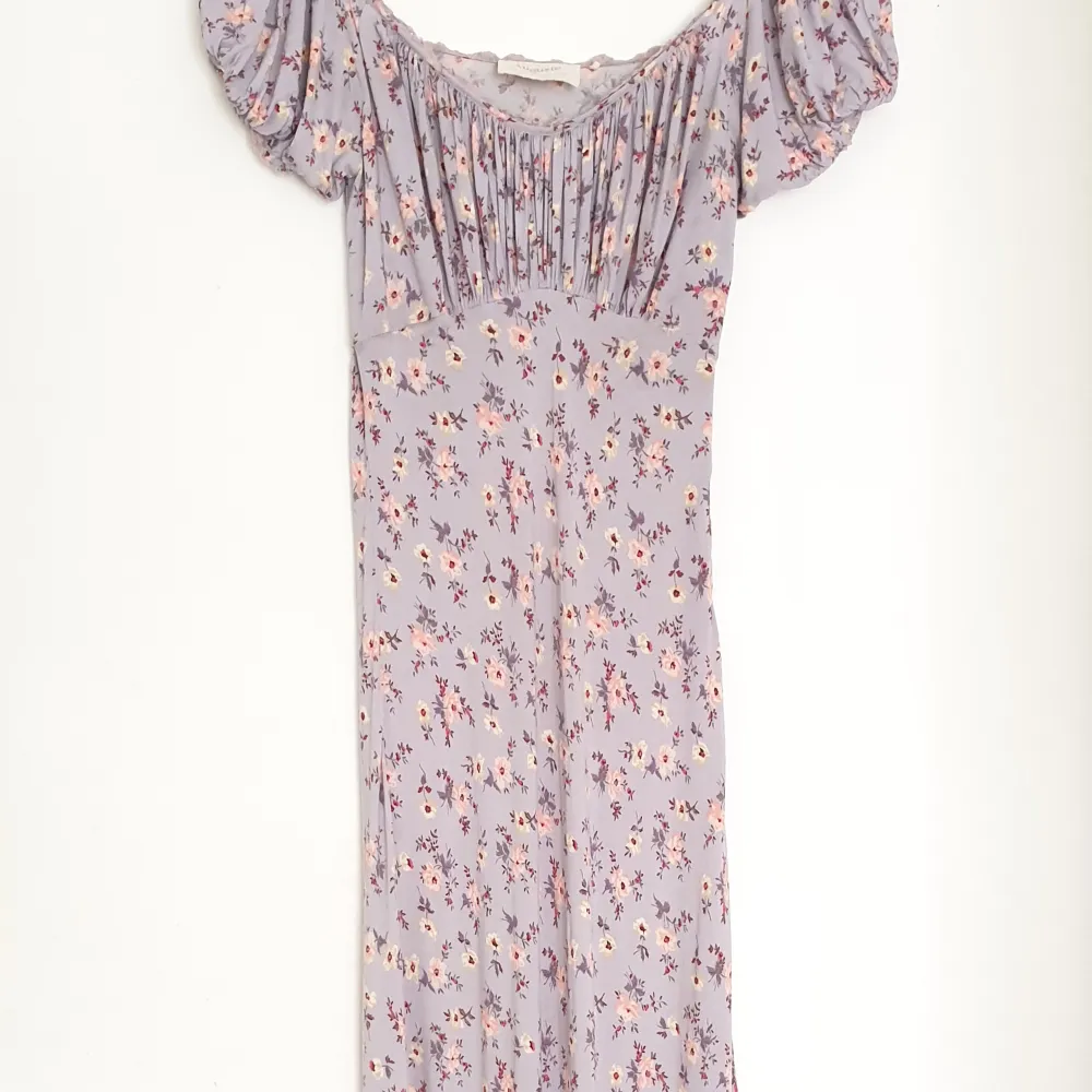 Floral Maxi Dress by australian brand Auguste  The most flattering and seductive!  Color: Lavander  Size: xs  Features - hidden zipper closure  Purchased at Revolve for ~200€. Klänningar.