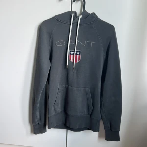 Gant hoodie - En mörk grön gant hoodie. Köpt för 1.100kr säljer för 300. Skick 9/10
