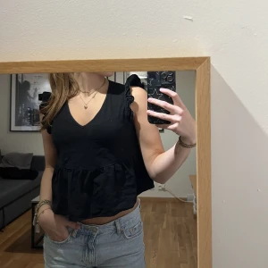 Topp - Gullig topp med volanger, aldirg använd💕 frakt tillkommer
