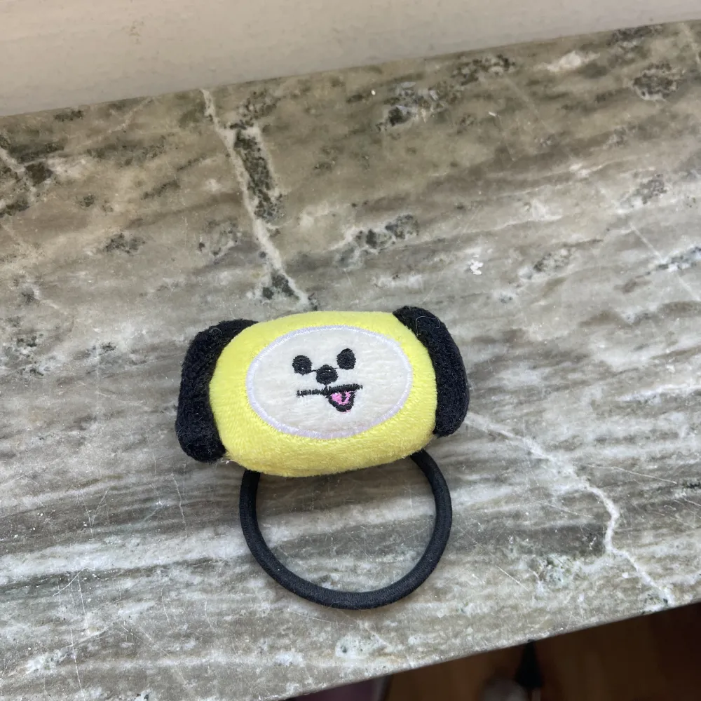 Säljer denna bts hårsnodd då den ej kommer till användning. Hör av dig vid frågor!💕. Accessoarer.