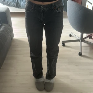 low waist jeans - ett par grå/svarta låg midjade jeans från gina tricot i storlek 34. har haft i ca ett halvår pch använder inte längre. köpt för 500kr och säljer för 250kr +frakt. 