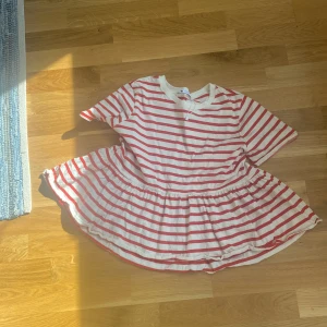 Zara tröja rödvit. - Röd och vit tröja T-shirt med utsväng. Liten i storlek. Skulle säga S och M blandat.