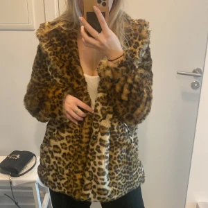Leopardkappa perfekt skick - Storlek M men passar även mig med xs/s bra! I perfekt skick, mjuk och lagom varm! Passar bra på höst eller vinter med något varmare under. Köpt för 899:-
