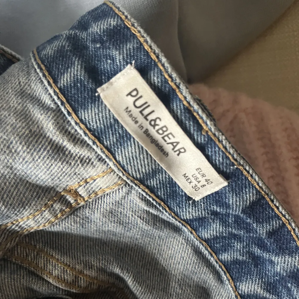 Jeansen är i straight fit ifrån pull&bear i storlek 40 Säljer pga rensar ut garderoben Pris: 100kr + frakt Skriv om de önskas fler bilder på dem😇. Jeans & Byxor.