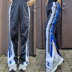 Y2K Champion baggy track pants - Supercoola baggy Champion mjukisbyxor från tidigt 2000-tal, med öppningsbara knappar längs båda byxbenen. I perfekt skick 💞 Exakta mått kan skickas vid intresse!